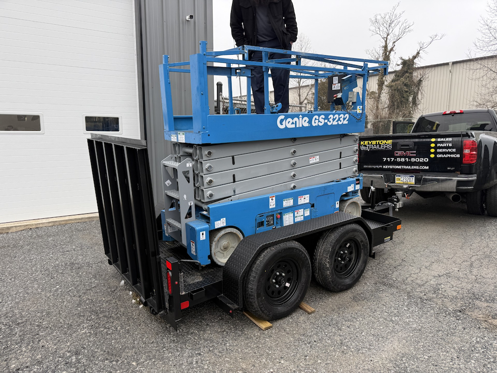Scissor lift hauler trailer - loading / rear angle