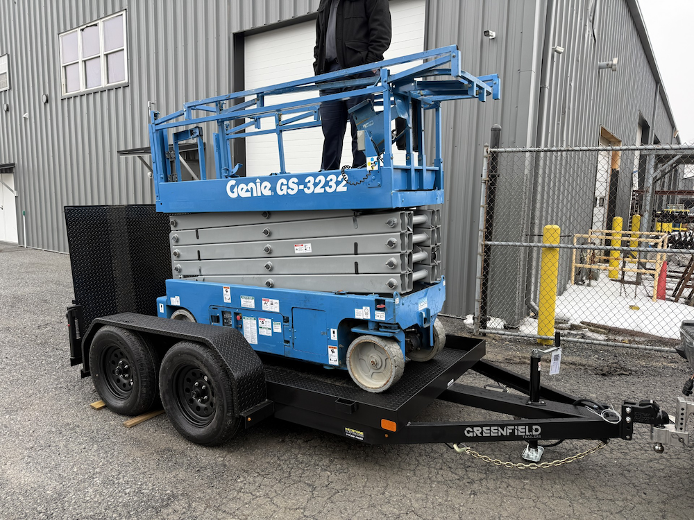 Scissor lift hauler trailer - side view